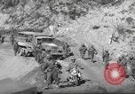 Standbild 351 Infanterie Regiment 88 US Infantry Division in Zweiten Weltkrieg Calvenzano Italien, 1945, aus Sekunde 15 historischem Filmmaterial Videoclip 65675060355