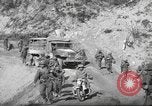Standbild 351 Infanterie Regiment 88 US Infantry Division in Zweiten Weltkrieg Calvenzano Italien, 1945, aus Sekunde 16 historischem Filmmaterial Videoclip 65675060355