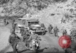 Standbild 351 Infanterie Regiment 88 US Infantry Division in Zweiten Weltkrieg Calvenzano Italien, 1945, aus Sekunde 17 historischem Filmmaterial Videoclip 65675060355