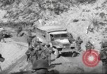 Standbild 351 Infanterie Regiment 88 US Infantry Division in Zweiten Weltkrieg Calvenzano Italien, 1945, aus Sekunde 19 historischem Filmmaterial Videoclip 65675060355