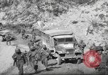 Standbild 351 Infanterie Regiment 88 US Infantry Division in Zweiten Weltkrieg Calvenzano Italien, 1945, aus Sekunde 20 historischem Filmmaterial Videoclip 65675060355