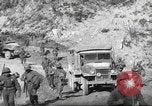 Standbild 351 Infanterie Regiment 88 US Infantry Division in Zweiten Weltkrieg Calvenzano Italien, 1945, aus Sekunde 21 historischem Filmmaterial Videoclip 65675060355