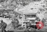 Standbild 351 Infanterie Regiment 88 US Infantry Division in Zweiten Weltkrieg Calvenzano Italien, 1945, aus Sekunde 22 historischem Filmmaterial Videoclip 65675060355