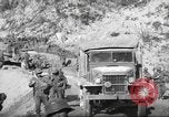 Standbild 351 Infanterie Regiment 88 US Infantry Division in Zweiten Weltkrieg Calvenzano Italien, 1945, aus Sekunde 23 historischem Filmmaterial Videoclip 65675060355