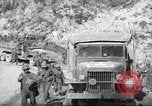 Standbild 351 Infanterie Regiment 88 US Infantry Division in Zweiten Weltkrieg Calvenzano Italien, 1945, aus Sekunde 24 historischem Filmmaterial Videoclip 65675060355