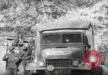 Standbild 351 Infanterie Regiment 88 US Infantry Division in Zweiten Weltkrieg Calvenzano Italien, 1945, aus Sekunde 25 historischem Filmmaterial Videoclip 65675060355