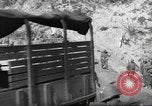 Standbild 351 Infanterie Regiment 88 US Infantry Division in Zweiten Weltkrieg Calvenzano Italien, 1945, aus Sekunde 28 historischem Filmmaterial Videoclip 65675060355