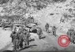 Standbild 351 Infanterie Regiment 88 US Infantry Division in Zweiten Weltkrieg Calvenzano Italien, 1945, aus Sekunde 29 historischem Filmmaterial Videoclip 65675060355