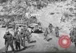 Standbild 351 Infanterie Regiment 88 US Infantry Division in Zweiten Weltkrieg Calvenzano Italien, 1945, aus Sekunde 30 historischem Filmmaterial Videoclip 65675060355