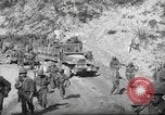 Standbild 351 Infanterie Regiment 88 US Infantry Division in Zweiten Weltkrieg Calvenzano Italien, 1945, aus Sekunde 31 historischem Filmmaterial Videoclip 65675060355