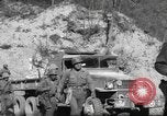 Standbild 351 Infanterie Regiment 88 US Infantry Division in Zweiten Weltkrieg Calvenzano Italien, 1945, aus Sekunde 32 historischem Filmmaterial Videoclip 65675060355