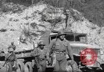 Standbild 351 Infanterie Regiment 88 US Infantry Division in Zweiten Weltkrieg Calvenzano Italien, 1945, aus Sekunde 33 historischem Filmmaterial Videoclip 65675060355