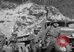 Standbild 351 Infanterie Regiment 88 US Infantry Division in Zweiten Weltkrieg Calvenzano Italien, 1945, aus Sekunde 34 historischem Filmmaterial Videoclip 65675060355
