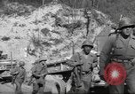 Standbild 351 Infanterie Regiment 88 US Infantry Division in Zweiten Weltkrieg Calvenzano Italien, 1945, aus Sekunde 35 historischem Filmmaterial Videoclip 65675060355