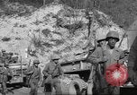 Standbild 351 Infanterie Regiment 88 US Infantry Division in Zweiten Weltkrieg Calvenzano Italien, 1945, aus Sekunde 36 historischem Filmmaterial Videoclip 65675060355