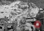 Standbild 351 Infanterie Regiment 88 US Infantry Division in Zweiten Weltkrieg Calvenzano Italien, 1945, aus Sekunde 37 historischem Filmmaterial Videoclip 65675060355