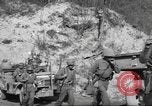 Standbild 351 Infanterie Regiment 88 US Infantry Division in Zweiten Weltkrieg Calvenzano Italien, 1945, aus Sekunde 38 historischem Filmmaterial Videoclip 65675060355
