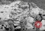 Standbild 351 Infanterie Regiment 88 US Infantry Division in Zweiten Weltkrieg Calvenzano Italien, 1945, aus Sekunde 39 historischem Filmmaterial Videoclip 65675060355
