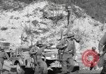 Standbild 351 Infanterie Regiment 88 US Infantry Division in Zweiten Weltkrieg Calvenzano Italien, 1945, aus Sekunde 40 historischem Filmmaterial Videoclip 65675060355