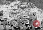 Standbild 351 Infanterie Regiment 88 US Infantry Division in Zweiten Weltkrieg Calvenzano Italien, 1945, aus Sekunde 41 historischem Filmmaterial Videoclip 65675060355