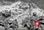 Standbild 351 Infanterie Regiment 88 US Infantry Division in Zweiten Weltkrieg Calvenzano Italien, 1945, aus Sekunde 43 historischem Filmmaterial Videoclip 65675060355