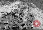 Standbild 351 Infanterie Regiment 88 US Infantry Division in Zweiten Weltkrieg Calvenzano Italien, 1945, aus Sekunde 46 historischem Filmmaterial Videoclip 65675060355