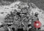 Standbild 351 Infanterie Regiment 88 US Infantry Division in Zweiten Weltkrieg Calvenzano Italien, 1945, aus Sekunde 47 historischem Filmmaterial Videoclip 65675060355