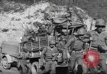Standbild 351 Infanterie Regiment 88 US Infantry Division in Zweiten Weltkrieg Calvenzano Italien, 1945, aus Sekunde 48 historischem Filmmaterial Videoclip 65675060355