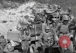 Standbild 351 Infanterie Regiment 88 US Infantry Division in Zweiten Weltkrieg Calvenzano Italien, 1945, aus Sekunde 49 historischem Filmmaterial Videoclip 65675060355