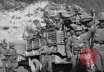 Standbild 351 Infanterie Regiment 88 US Infantry Division in Zweiten Weltkrieg Calvenzano Italien, 1945, aus Sekunde 50 historischem Filmmaterial Videoclip 65675060355