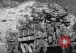Standbild 351 Infanterie Regiment 88 US Infantry Division in Zweiten Weltkrieg Calvenzano Italien, 1945, aus Sekunde 51 historischem Filmmaterial Videoclip 65675060355