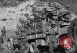 Standbild 351 Infanterie Regiment 88 US Infantry Division in Zweiten Weltkrieg Calvenzano Italien, 1945, aus Sekunde 52 historischem Filmmaterial Videoclip 65675060355