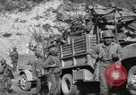 Standbild 351 Infanterie Regiment 88 US Infantry Division in Zweiten Weltkrieg Calvenzano Italien, 1945, aus Sekunde 53 historischem Filmmaterial Videoclip 65675060355