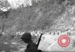 Standbild 351 Infanterie Regiment 88 US Infantry Division in Zweiten Weltkrieg Calvenzano Italien, 1945, aus Sekunde 55 historischem Filmmaterial Videoclip 65675060355