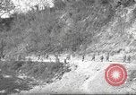 Standbild 351 Infanterie Regiment 88 US Infantry Division in Zweiten Weltkrieg Calvenzano Italien, 1945, aus Sekunde 56 historischem Filmmaterial Videoclip 65675060355