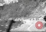Standbild 351 Infanterie Regiment 88 US Infantry Division in Zweiten Weltkrieg Calvenzano Italien, 1945, aus Sekunde 57 historischem Filmmaterial Videoclip 65675060355