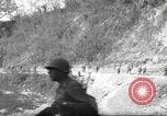 Standbild 351 Infanterie Regiment 88 US Infantry Division in Zweiten Weltkrieg Calvenzano Italien, 1945, aus Sekunde 58 historischem Filmmaterial Videoclip 65675060355