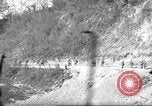 Standbild 351 Infanterie Regiment 88 US Infantry Division in Zweiten Weltkrieg Calvenzano Italien, 1945, aus Sekunde 61 historischem Filmmaterial Videoclip 65675060355