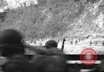Standbild 351 Infanterie Regiment 88 US Infantry Division in Zweiten Weltkrieg Calvenzano Italien, 1945, aus Sekunde 62 historischem Filmmaterial Videoclip 65675060355