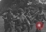 Standbild 507th Regiment 82nd Airborne Division Tollerton England, 1944, aus Sekunde 61 historischem Filmmaterial Videoclip 65675060393