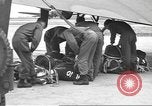 Standbild 507th Regiment 82nd Airborne Division Vereinigtes Königreich, 1944, aus Sekunde 39 historischem Filmmaterial Videoclip 65675060396