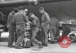 Standbild 507th Regiment 82nd Airborne Division Vereinigtes Königreich, 1944, aus Sekunde 41 historischem Filmmaterial Videoclip 65675060396
