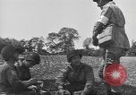 Standbild USA Soldaten Vereinigtes Königreich, 1944, aus Sekunde 12 historischem Filmmaterial Videoclip 65675060398