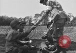Standbild USA Soldaten Vereinigtes Königreich, 1944, aus Sekunde 26 historischem Filmmaterial Videoclip 65675060398
