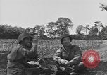 Standbild USA Soldaten Vereinigtes Königreich, 1944, aus Sekunde 29 historischem Filmmaterial Videoclip 65675060398