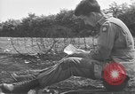 Standbild USA Soldaten Vereinigtes Königreich, 1944, aus Sekunde 32 historischem Filmmaterial Videoclip 65675060398