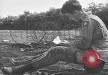 Standbild USA Soldaten Vereinigtes Königreich, 1944, aus Sekunde 34 historischem Filmmaterial Videoclip 65675060398