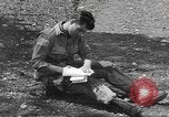 Standbild USA Soldaten Vereinigtes Königreich, 1944, aus Sekunde 51 historischem Filmmaterial Videoclip 65675060398