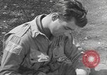 Standbild USA Soldaten Vereinigtes Königreich, 1944, aus Sekunde 57 historischem Filmmaterial Videoclip 65675060398