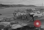 Image US Army véhicules étant chargé sur LSTs avant le jour J Falmouth Angleterre, 1944, de la seconde 4 séquences d'archives historiques vidéo 65675060406